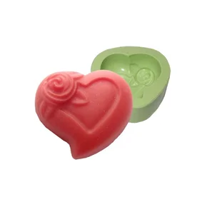 FORMA DE SILICONE PARA SABONETE ARTESANAL FORMATO CORAÇÃO COM ROSINHA